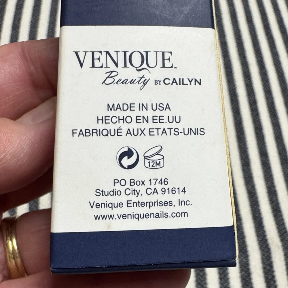 Venique Eyeliner Waterproof Gel by Cailyn